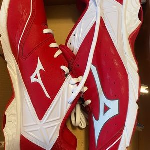 MIZUNO RED CLEATS